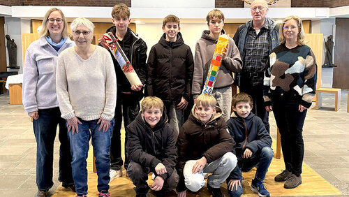 Mit der alten und neuen Osterkerze Schüler der MArienschule Dülmen sowie SChulsseeolsgerin Barbara Kockmann, Klientin Margarete Rudersdorf sowie Ferdi Schilles und Katharina Töns vom AKSt
