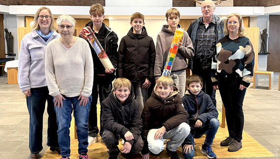 Mit der alten und neuen Osterkerze Schüler der MArienschule Dülmen sowie SChulsseeolsgerin Barbara Kockmann, Klientin Margarete Rudersdorf sowie Ferdi Schilles und Katharina Töns vom AKSt