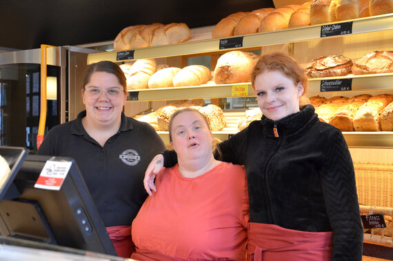 Drei Frauen in der Bäckerei