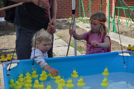 Kinder beim Spiel "Enten angeln"