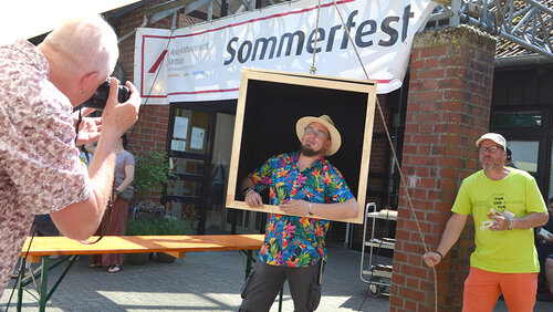 Mann posiert in der Fotobox.