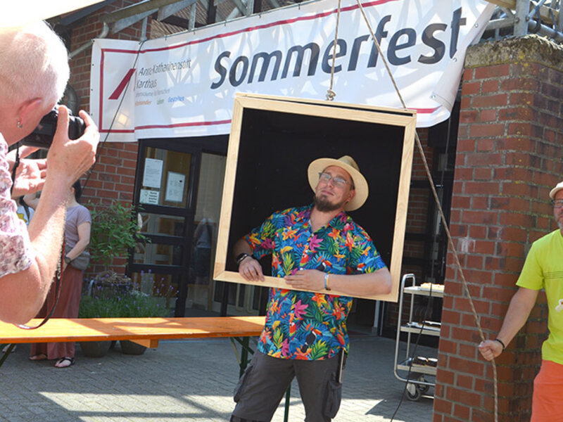 Mann posiert in der Fotobox.