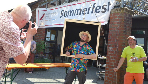 Mann posiert in der Fotobox.