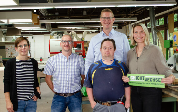 Alle Beteiligten des Schichtwechsels in der Holzverarbeitung der WfbM