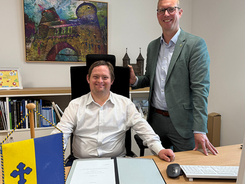 Besucher und Bürgermeister an seinem Schreibtisch