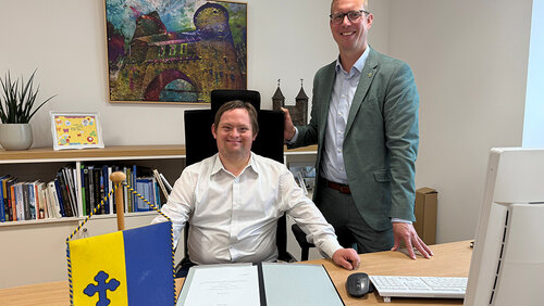 Besucher und Bürgermeister an seinem Schreibtisch