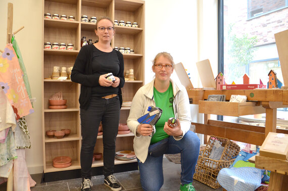 Zwei Frauen etikettieren Produkte zum Verkauf