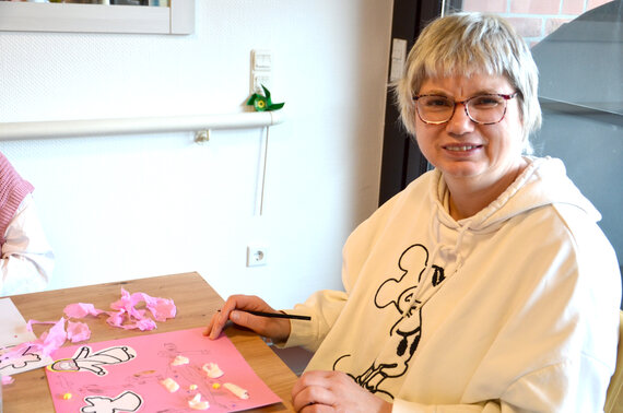 Christiane Zimmermann beim Basteln.